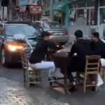 Gelin arabasinin onunu kesip yolun ortasinda iskambil oynadilar 7n7BEt3w