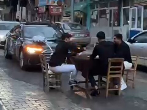 Gelin arabasinin onunu kesip yolun ortasinda iskambil oynadilar 7n7BEt3w