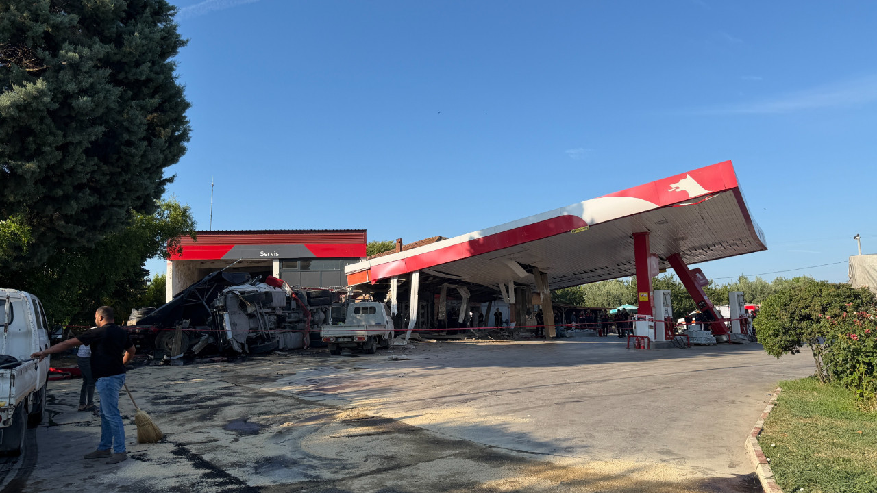Kontrolden çıkan tır istasyona daldı: Marketteki müşteri yaşamını yitirdi Img