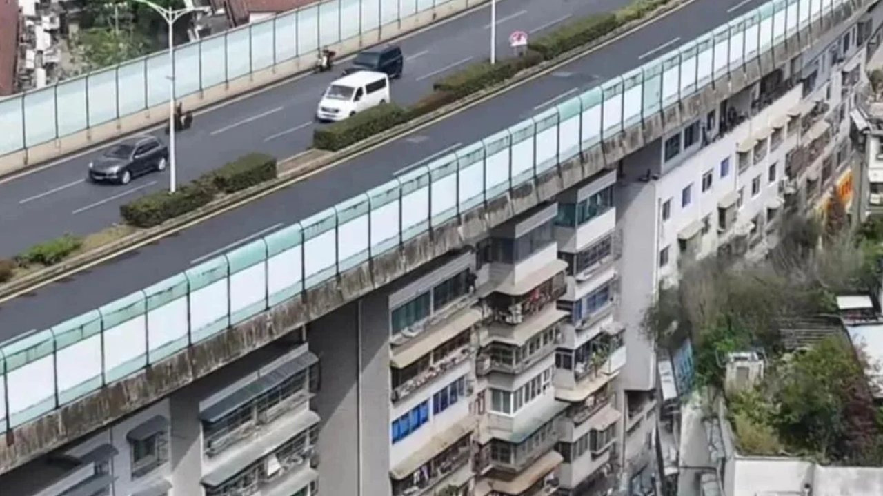 Yer bulamadılar, köprünün altına apartman yaptılar! Img