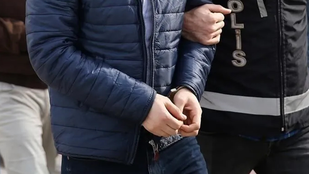 İzmir’de 25 yıl 6 ay hapis cezasıyla aranan zehir taciri tutuklandı Img