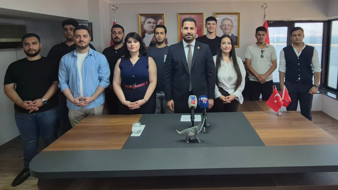 CHP’li gençlerden dinozorlu tepki: Butlancı zihniyetin iktidar sözcülüğü Img