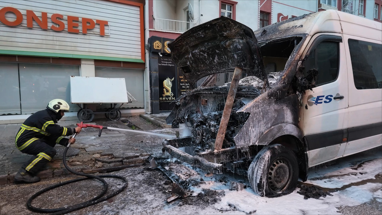 Kırıkkale’de park halindeki minibüs alevlere teslim oldu Kirikkalede park halindeki minibus alevlere teslim oldu e7UmJ3MS