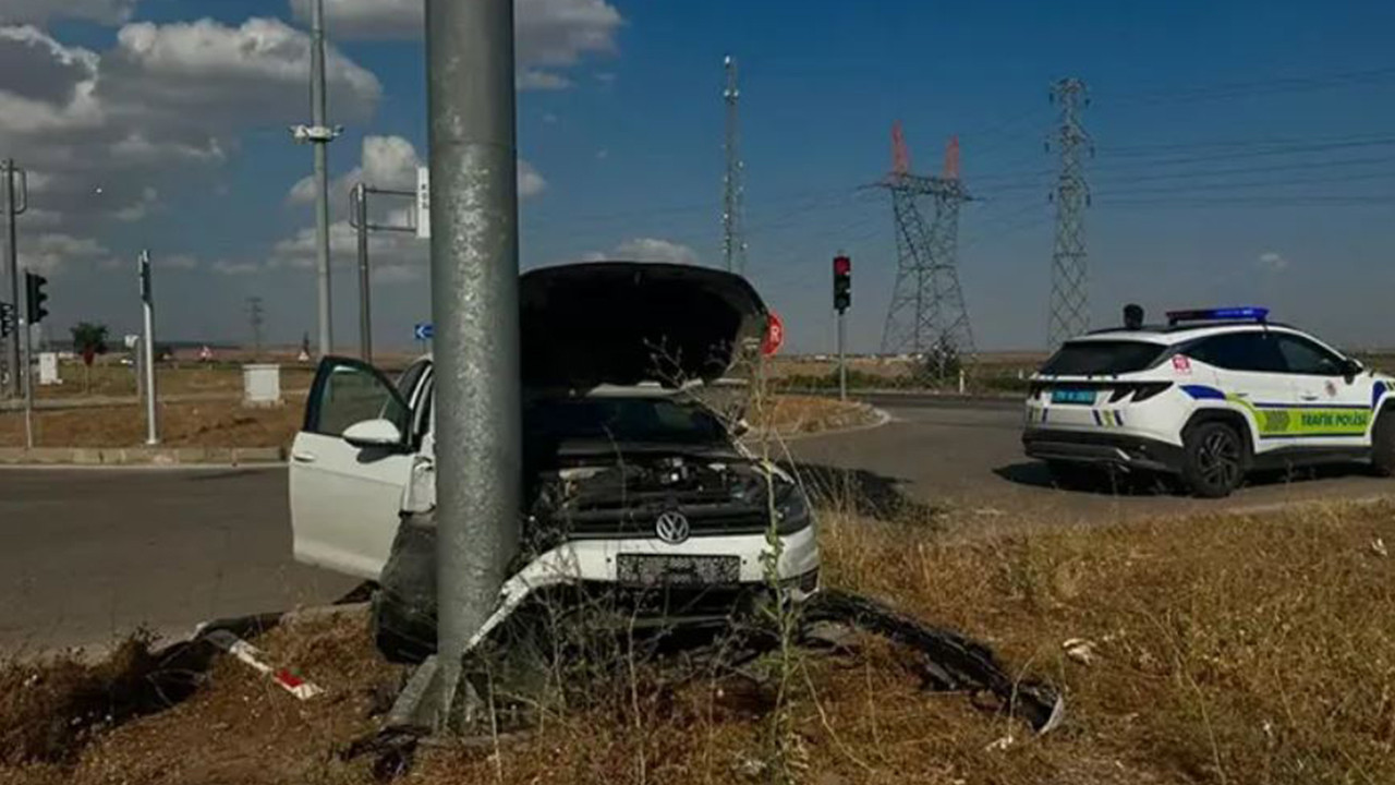 Otomobil yön tabelasına çarptı: 2 yaralı Otomobil yon tabelasina carpti 2 yarali nF3XUIZ7